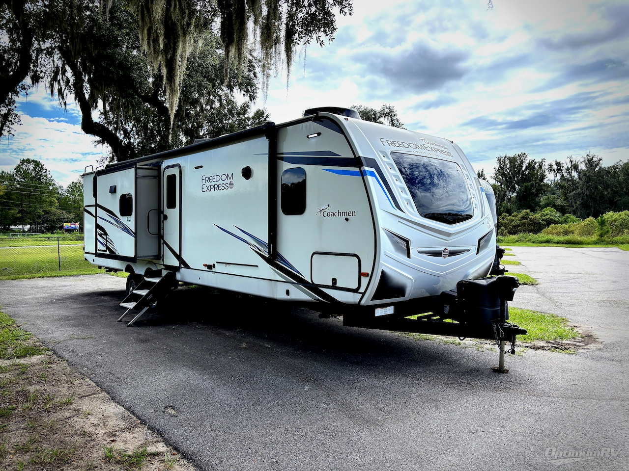 2023 Coachmen Freedom Express Liberty Edition 320BHDSLE Photo 1
