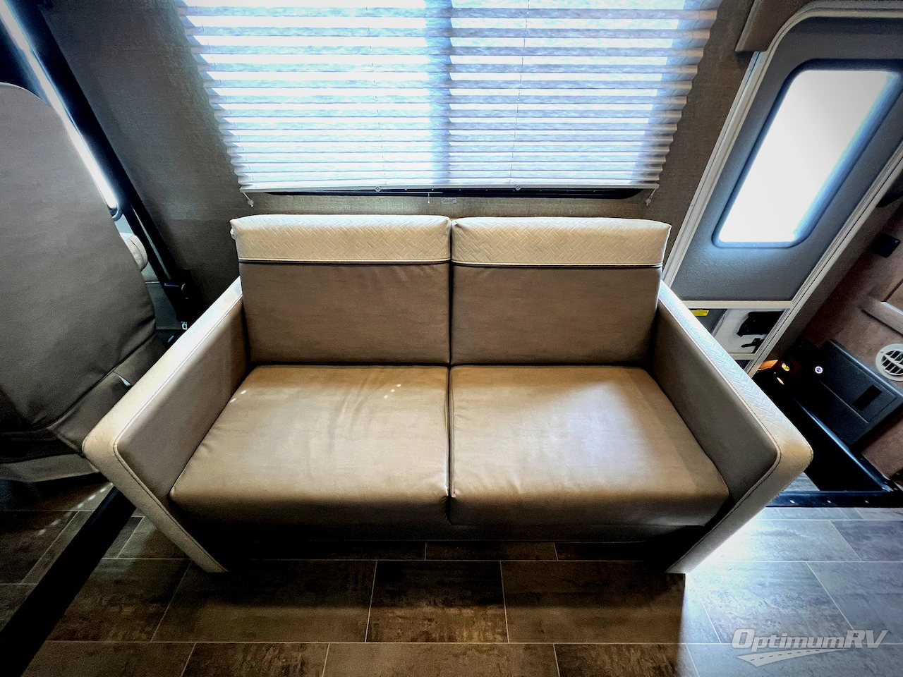 2019 Winnebago Intent 31P Photo 10