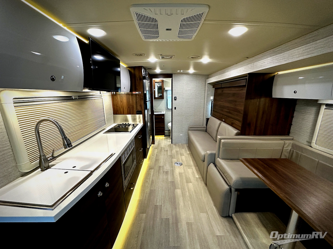 2020 Winnebago Navion 24D Photo 6