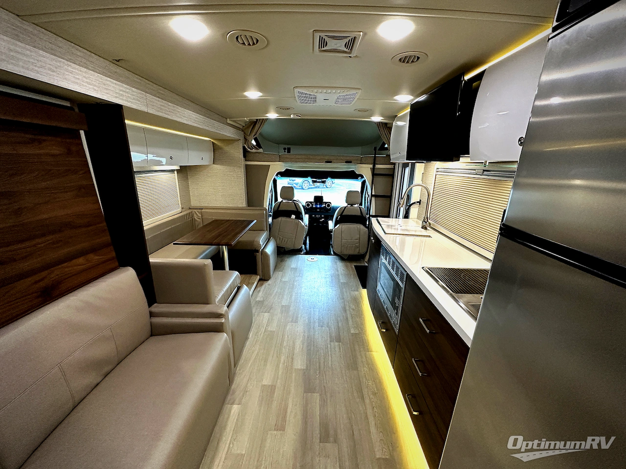 2020 Winnebago Navion 24D Photo 7