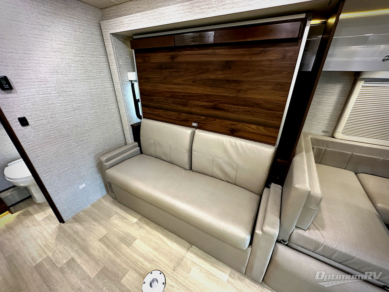 2020 Winnebago Navion 24D Photo 9