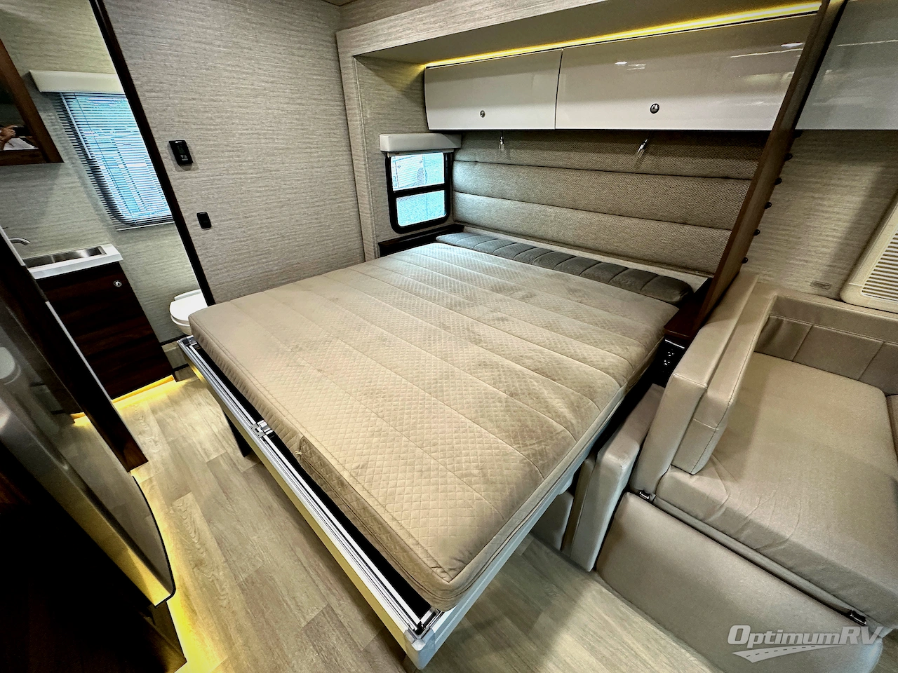 2020 Winnebago Navion 24D Photo 10