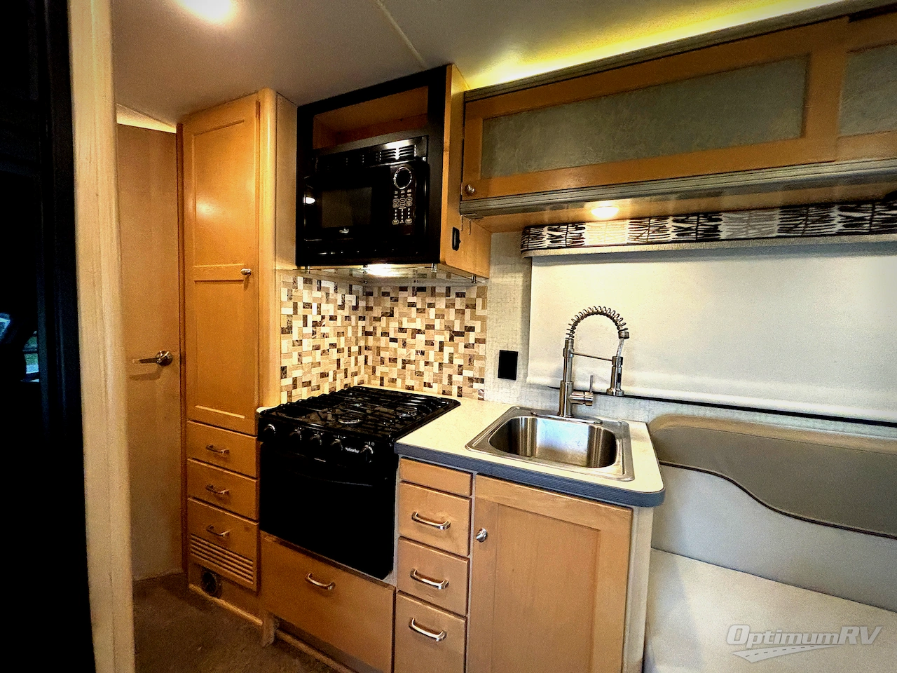 2017 Winnebago Fuse 23T Photo 14