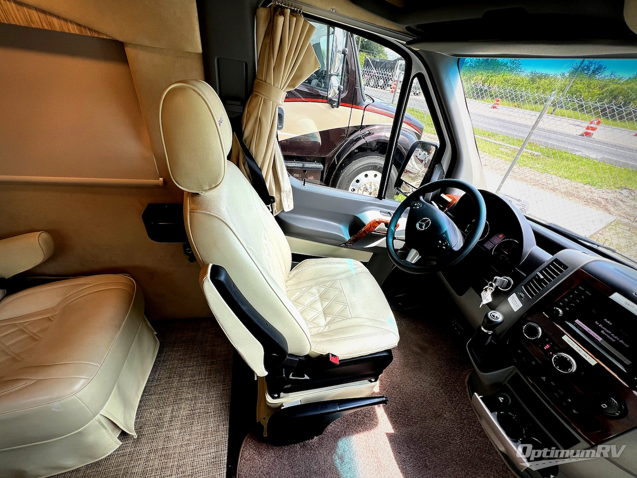 2018 Regency Xalta 4 Captain Photo 7