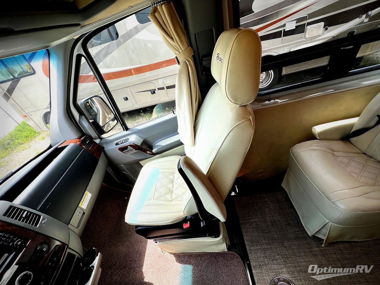 2018 Regency Xalta 4 Captain Photo 8