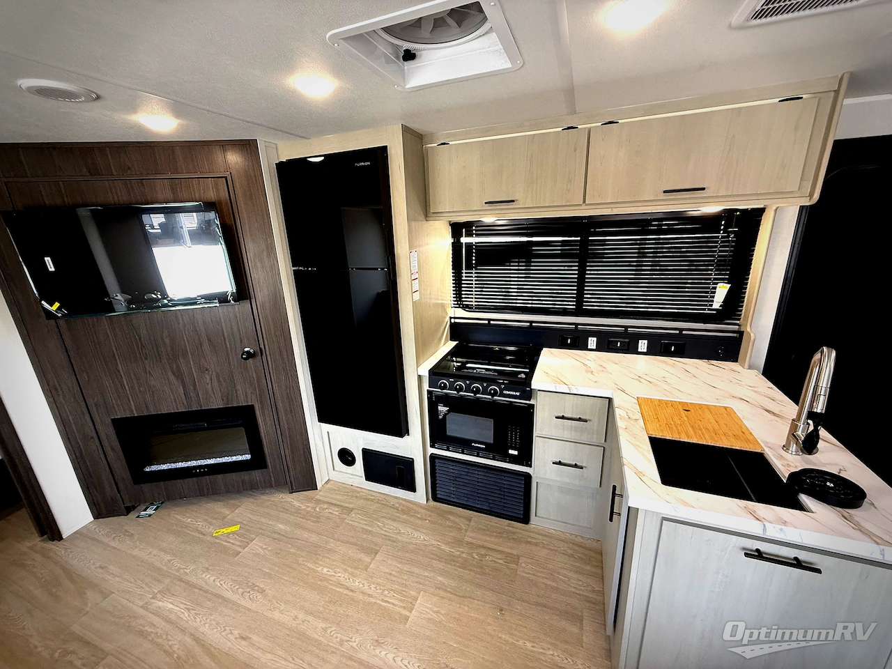 2027 Forest River Cherokee Alpha Wolf 27BHX Photo 8