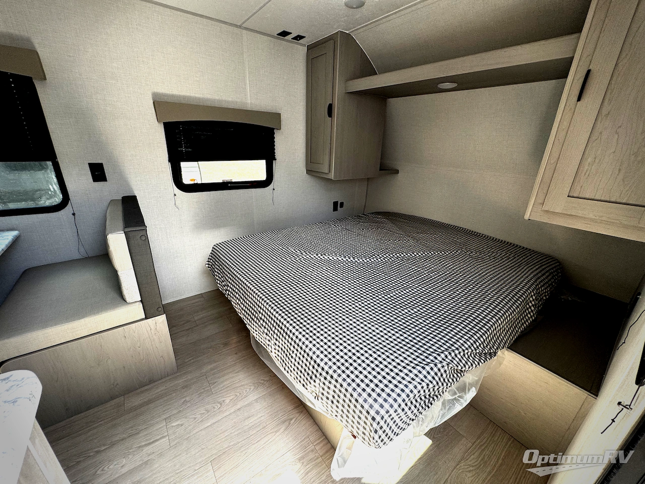 2026 Coachmen Clipper Cadet 17CFQ Photo 3