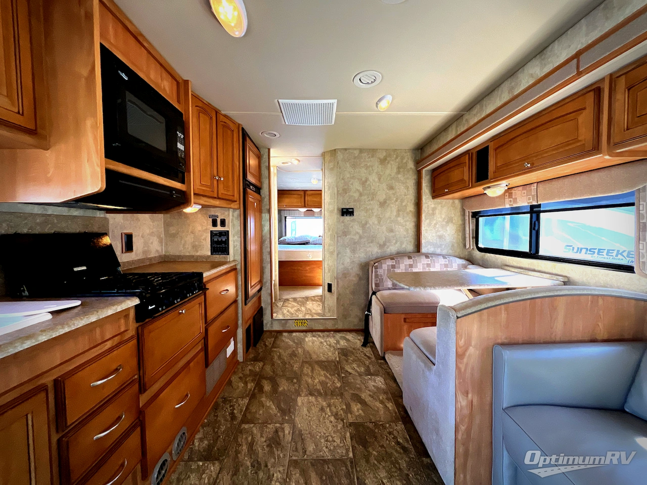 2011 Winnebago Access 31CP Photo 2
