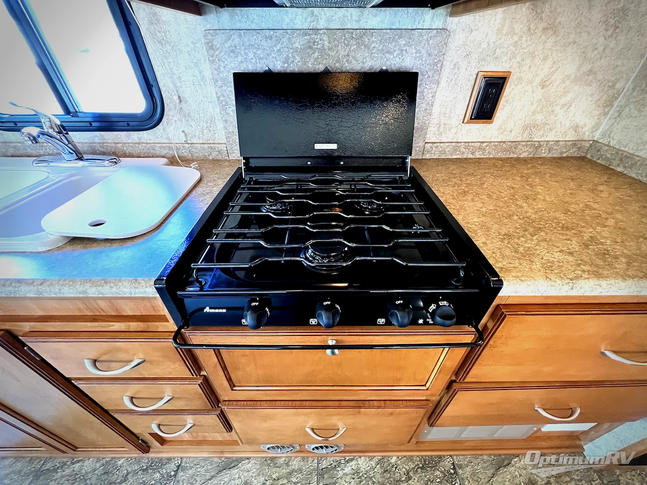 2011 Winnebago Access 31CP Photo 12
