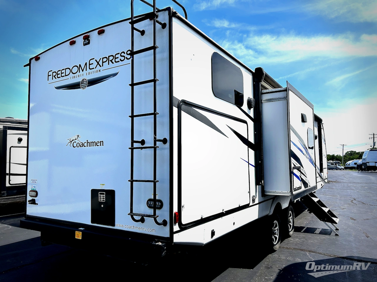2023 Coachmen Freedom Express Liberty Edition 320BHDSLE Photo 3