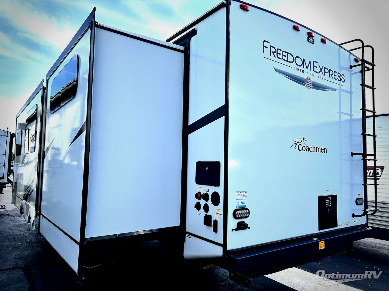 2023 Coachmen Freedom Express Liberty Edition 320BHDSLE Photo 4