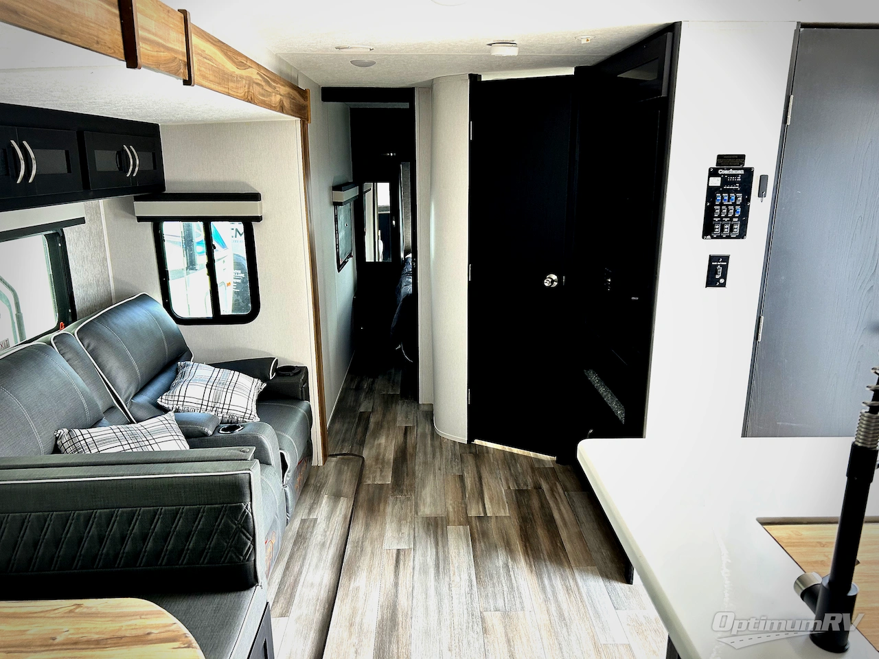 2023 Coachmen Freedom Express Liberty Edition 320BHDSLE Photo 5