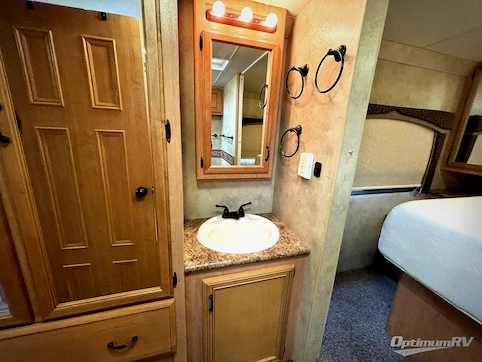 2012 Thor Hurricane 32D RV Photo 4