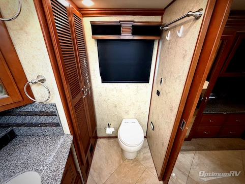 2015 Fleetwood Discovery 40E RV Photo 4