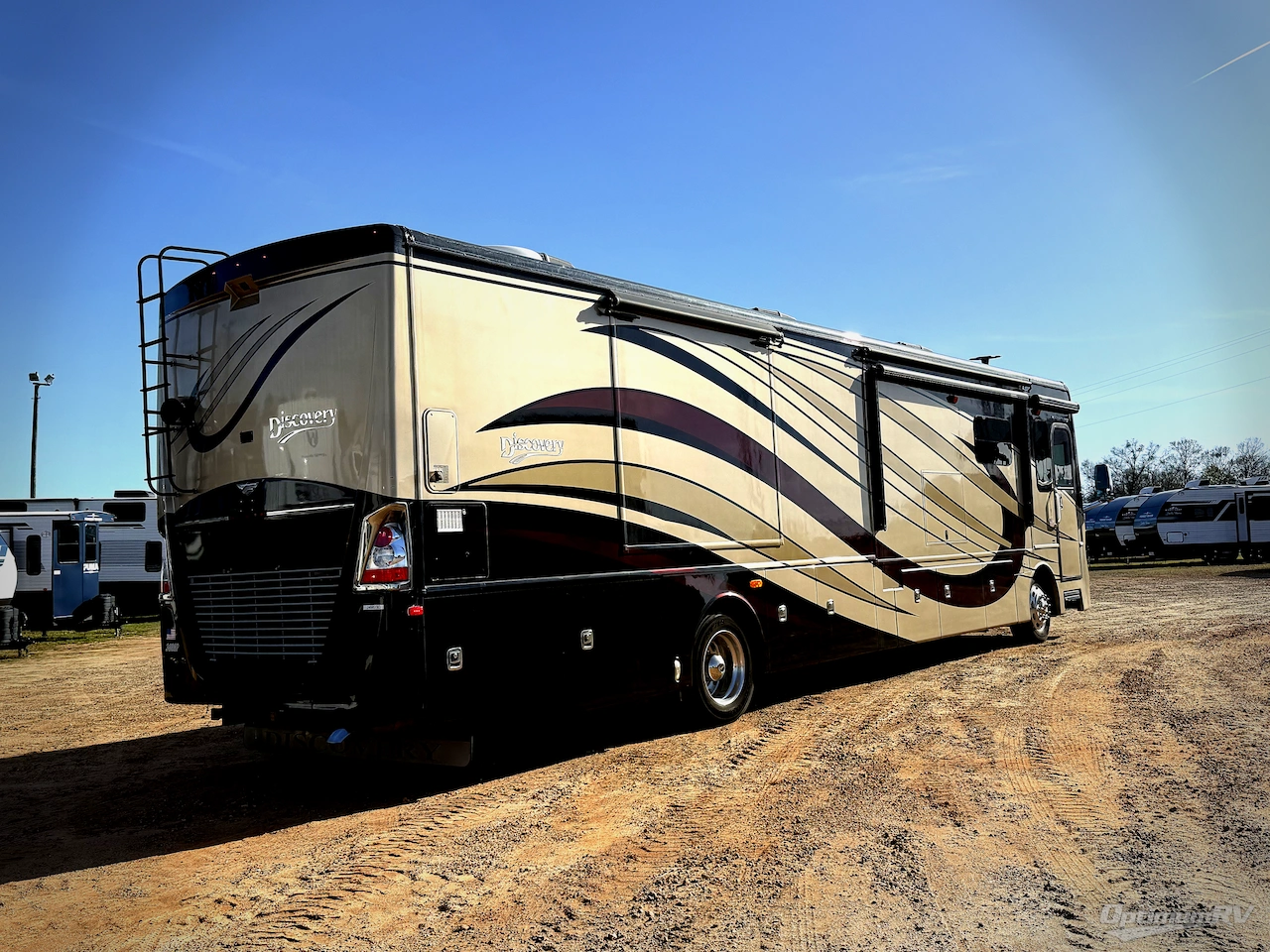 2015 Fleetwood Discovery 40E Photo 2