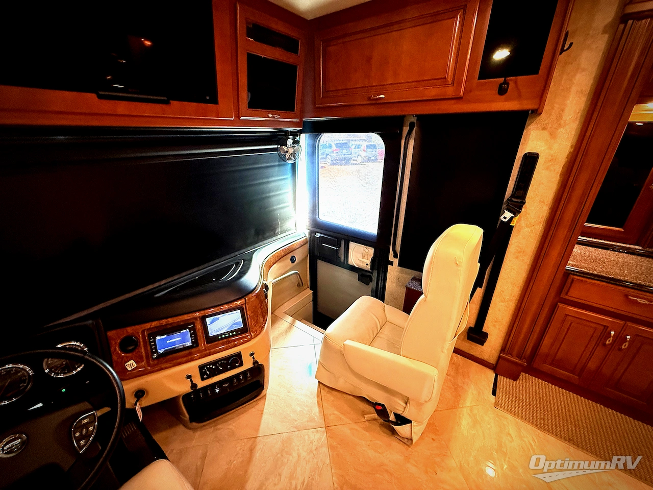 2015 Fleetwood Discovery 40E Photo 8