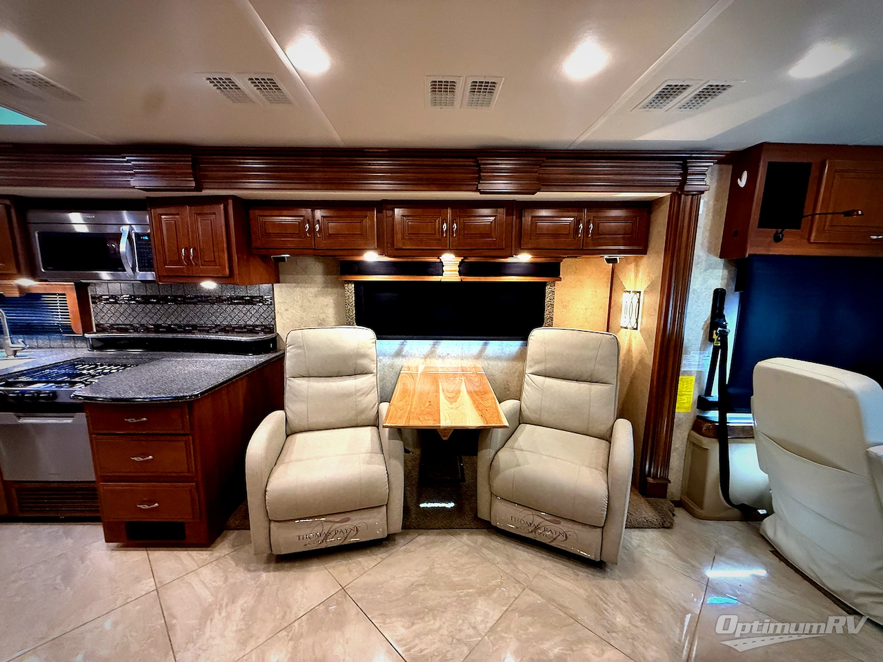 2015 Fleetwood Discovery 40E Photo 11