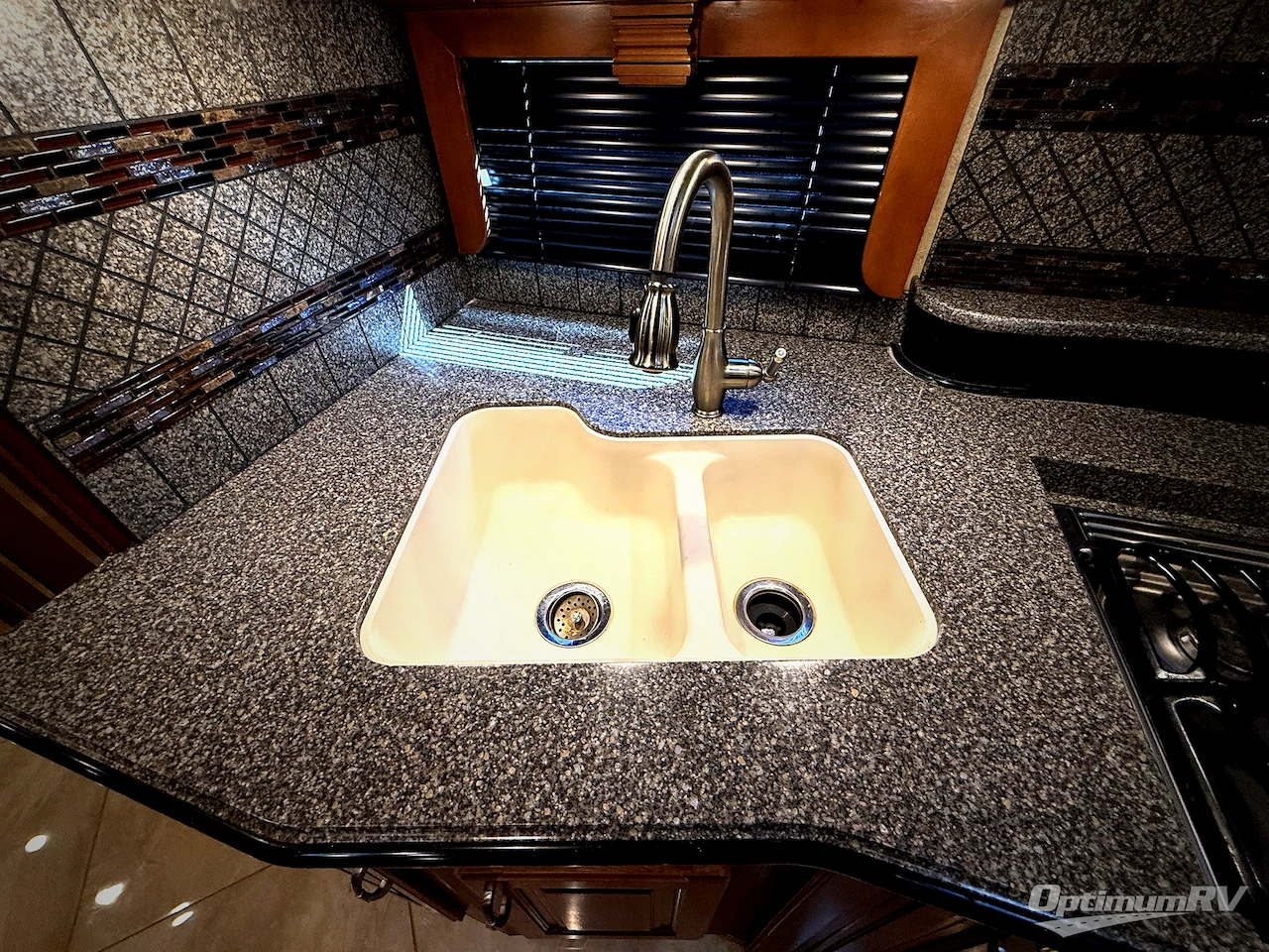 2015 Fleetwood Discovery 40E Photo 22