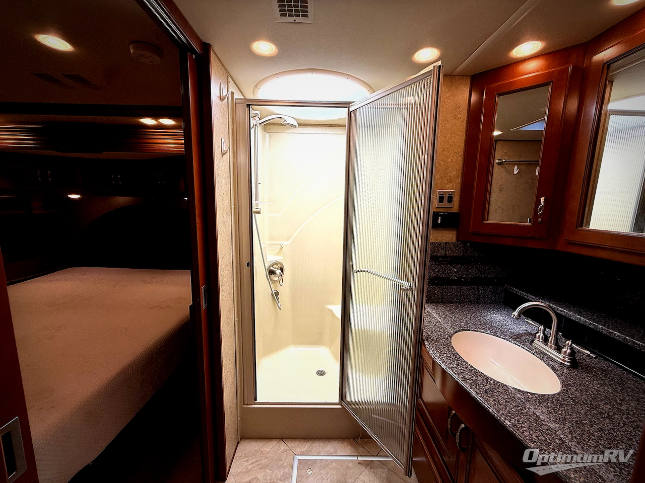 2015 Fleetwood Discovery 40E Photo 32