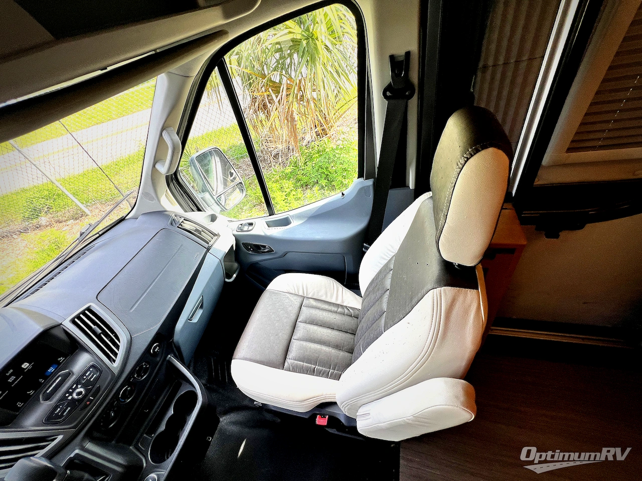 2018 Winnebago Paseo 48P Photo 8
