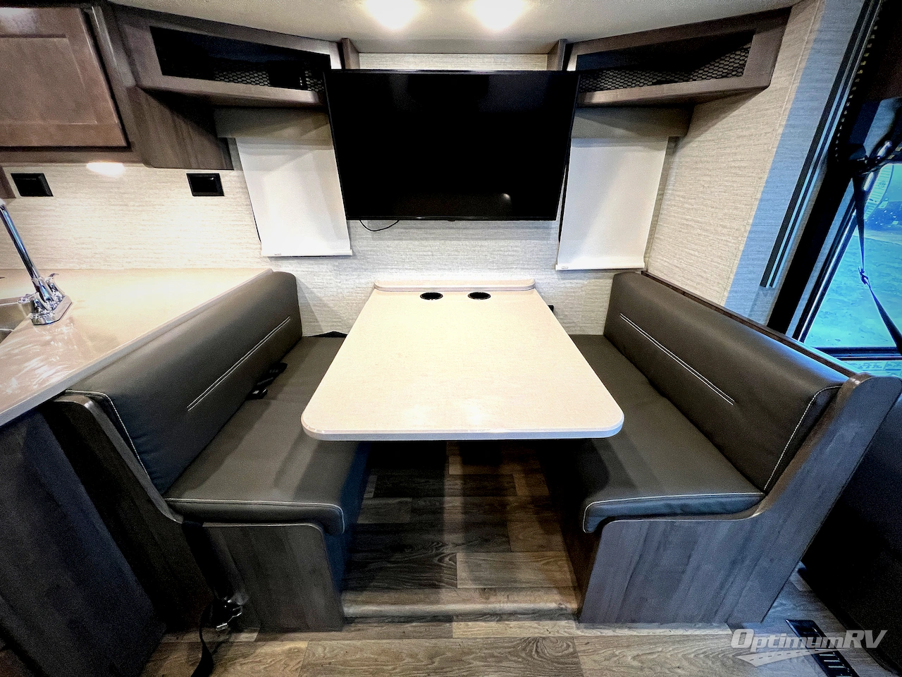 2020 Winnebago Vista 31B Photo 11