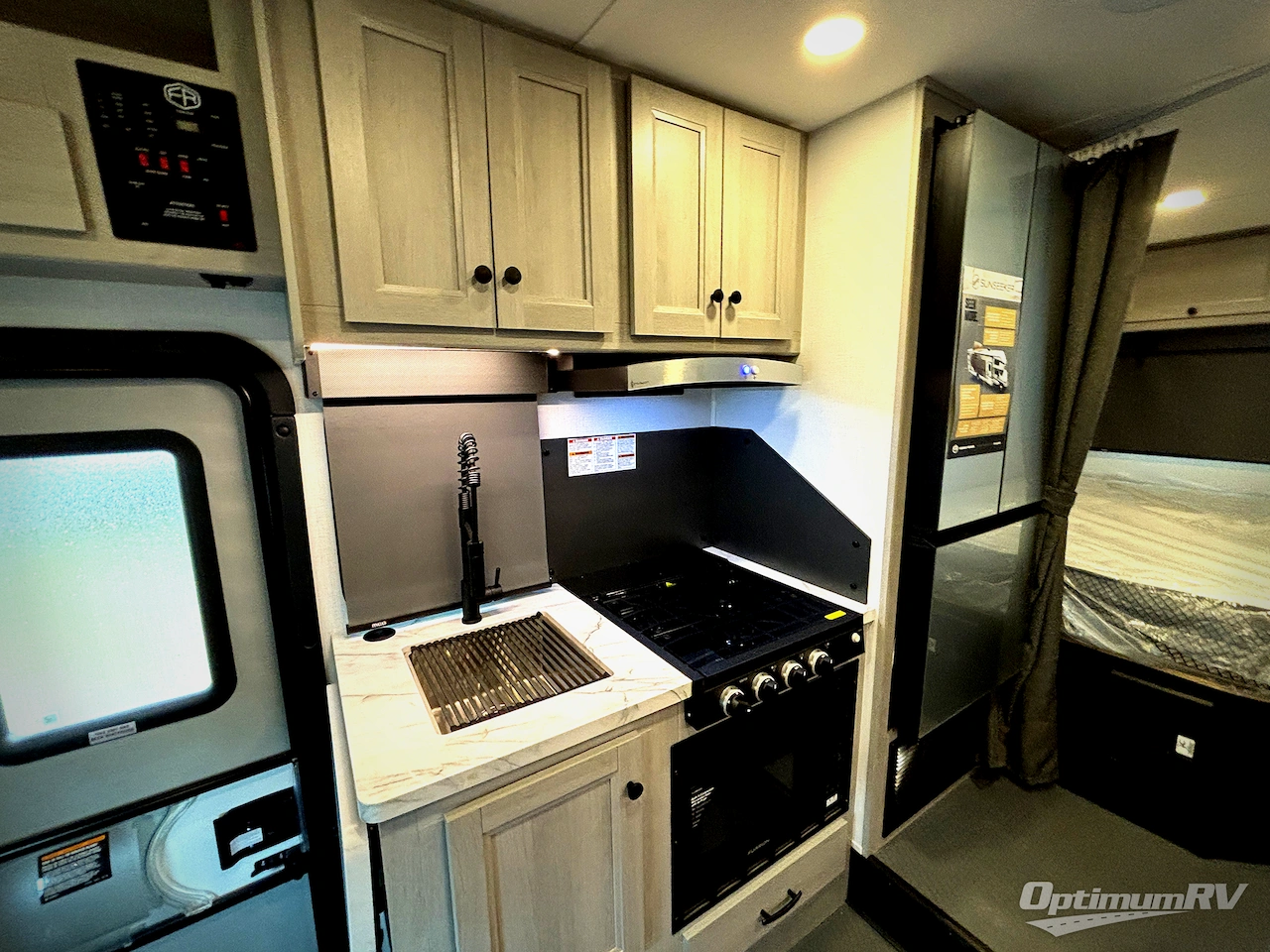 2027 Forest River Sunseeker 23504X4 Photo 13