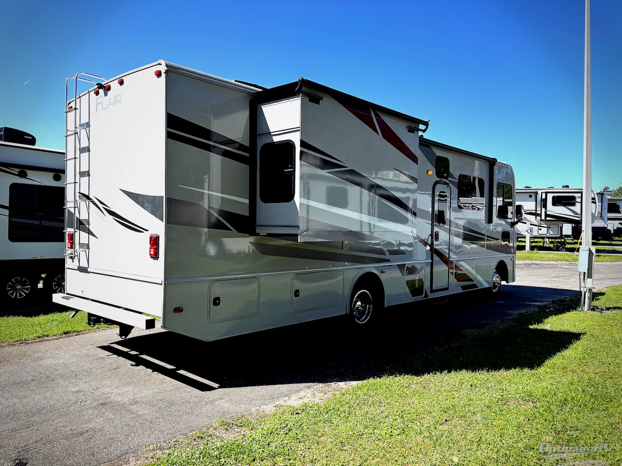 2024 Fleetwood Flair 32N Photo 2