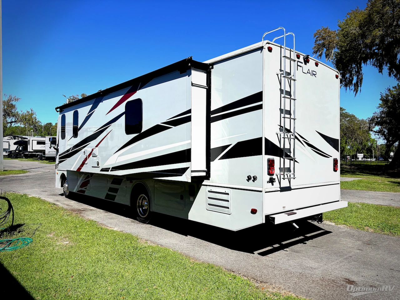 2024 Fleetwood Flair 32N Photo 3