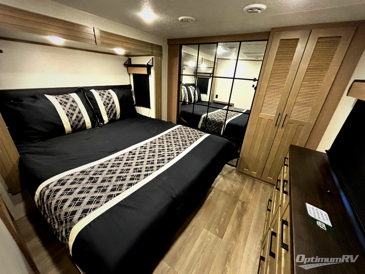 2025 KZ Durango D341RPT Photo 8