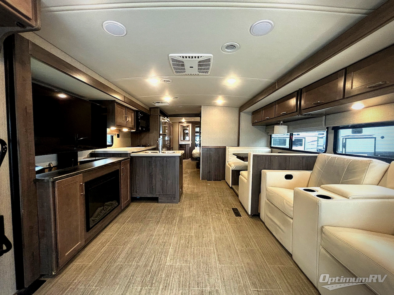 2022 Winnebago Adventurer 36Z Photo 4