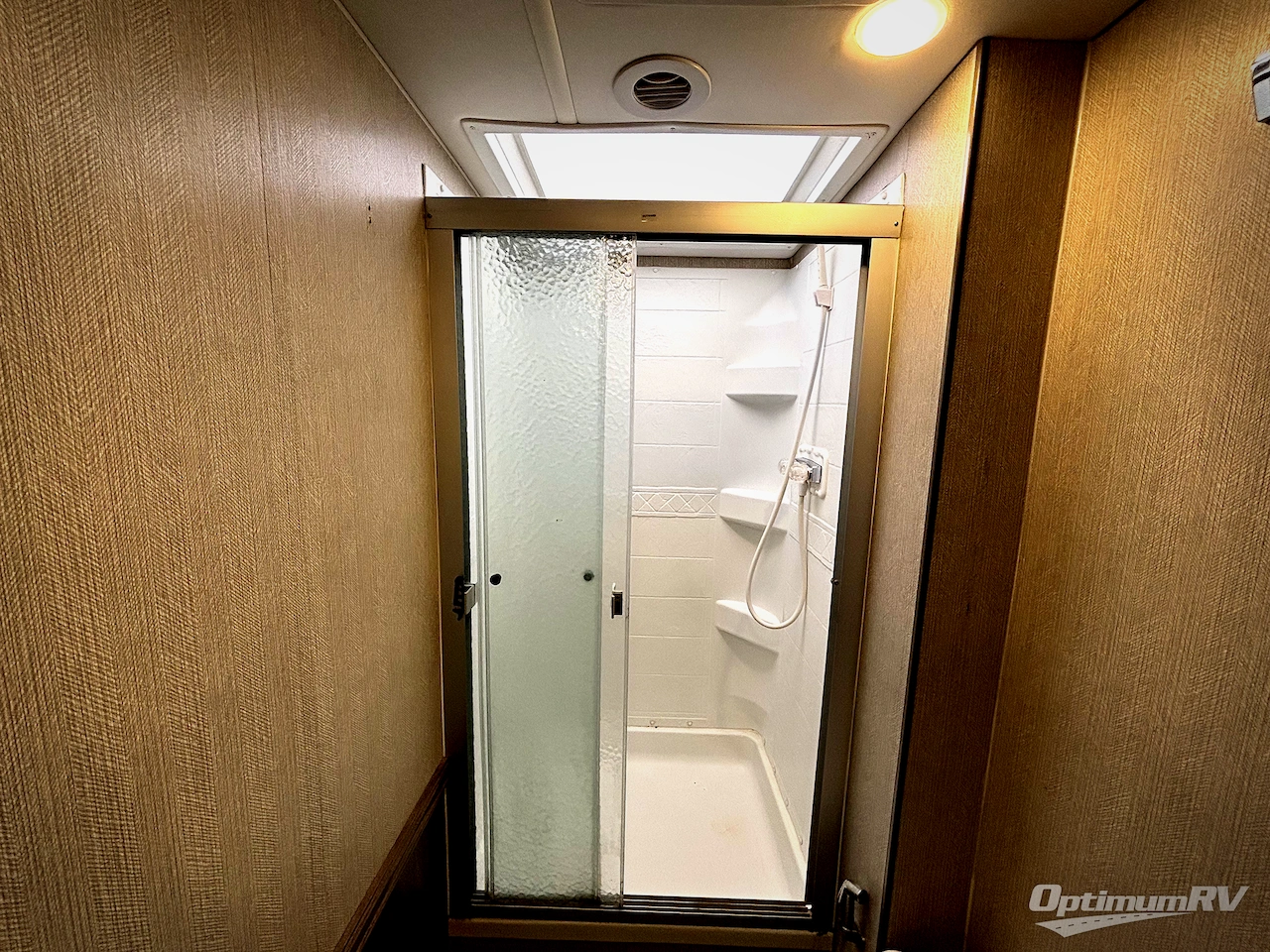 2022 Winnebago Adventurer 36Z Photo 18