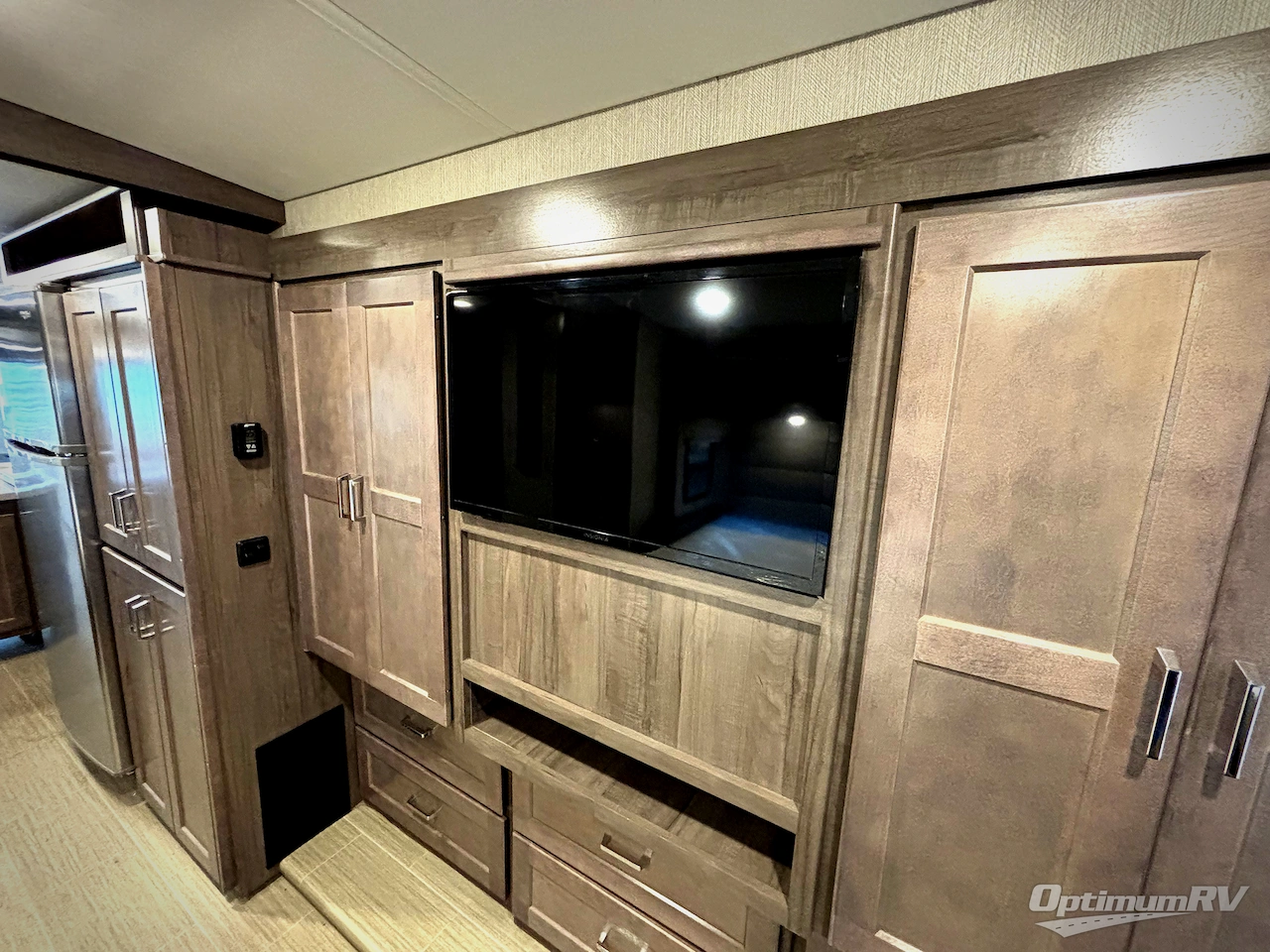 2022 Winnebago Adventurer 36Z Photo 19