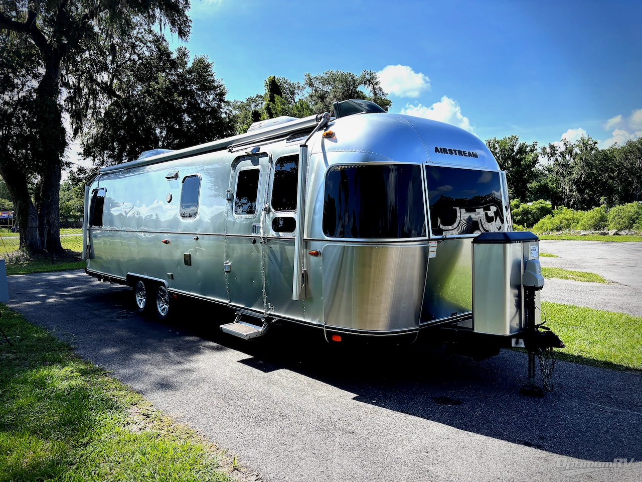 2017 Airstream Classic 30 Photo 1
