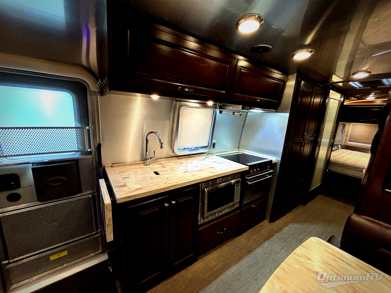 2017 Airstream Classic 30 Photo 9