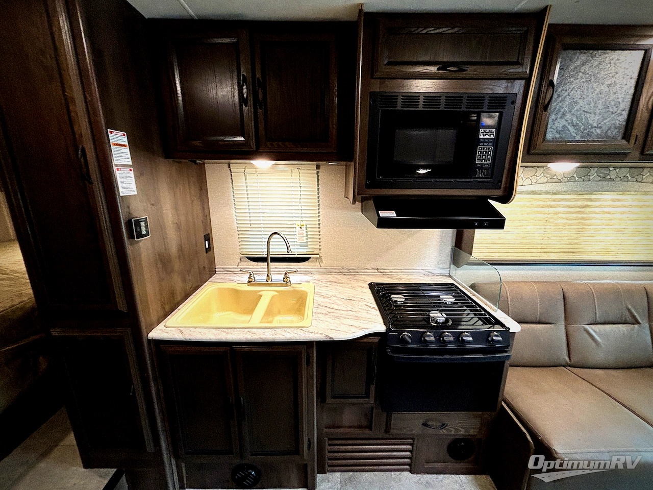 2018 Coachmen Freelander 26RS Chevy 4500 Photo 6