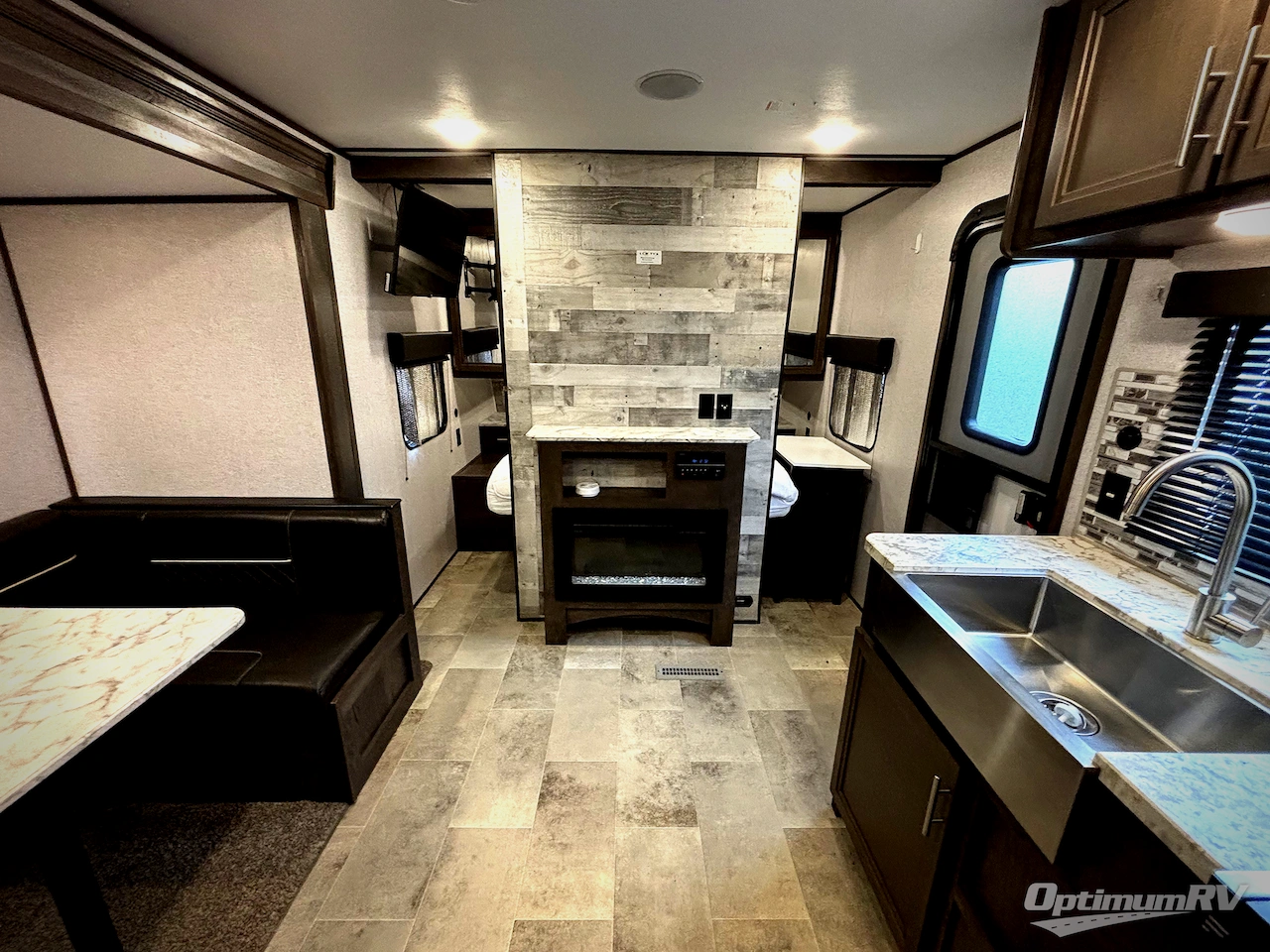 2020 Dutchmen Coleman Lantern Series 300TQ Photo 4