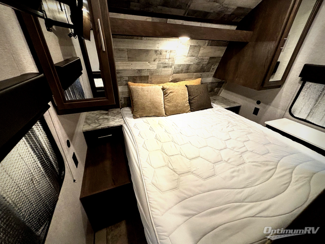 2020 Dutchmen Coleman Lantern Series 300TQ Photo 6