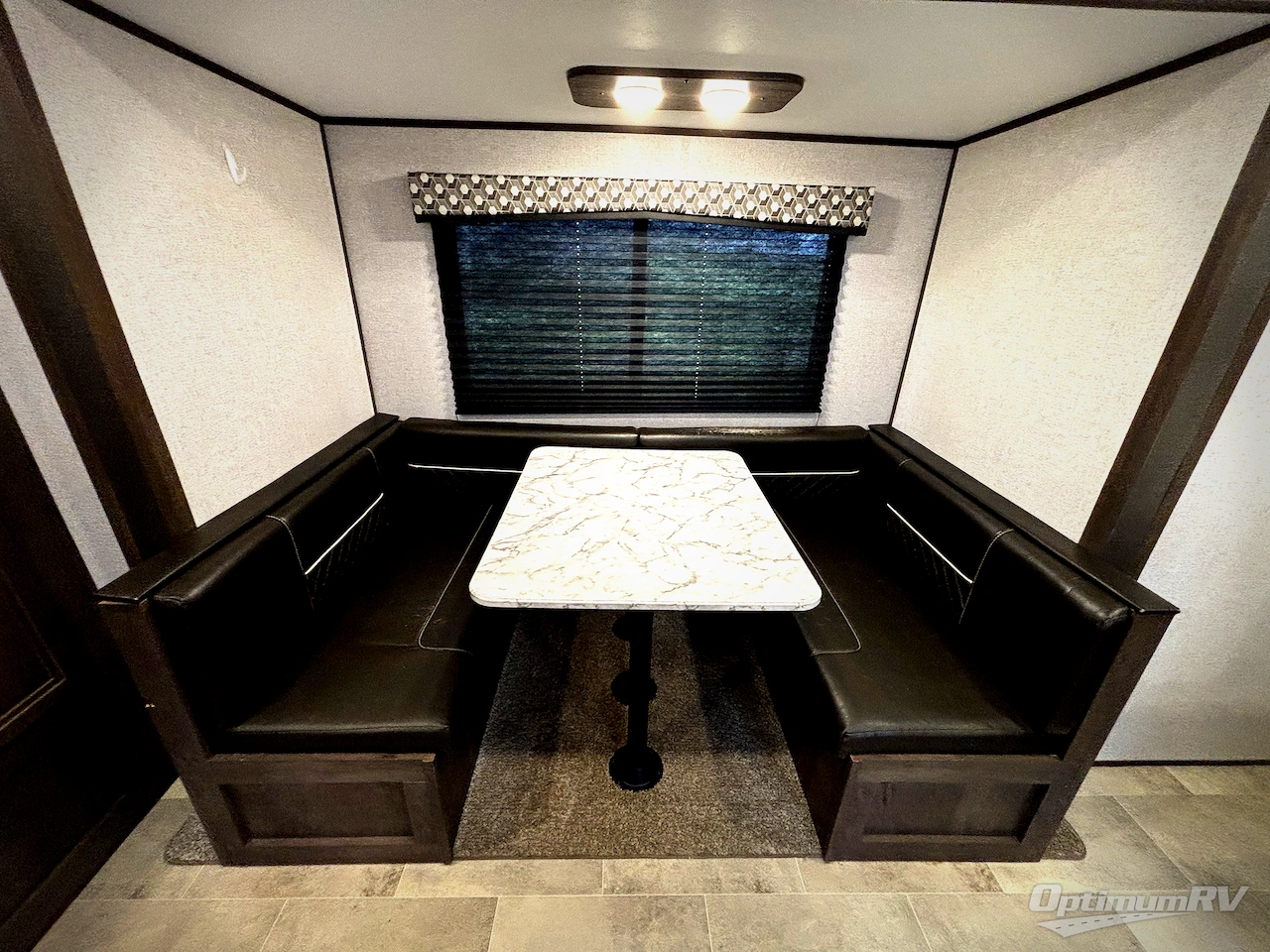 2020 Dutchmen Coleman Lantern Series 300TQ Photo 10