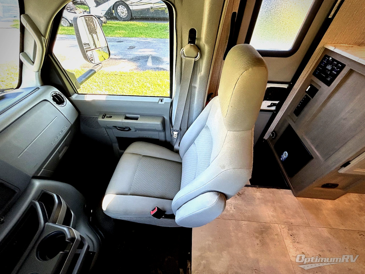 2022 Coachmen Freelander 22XG Ford 350 Photo 9