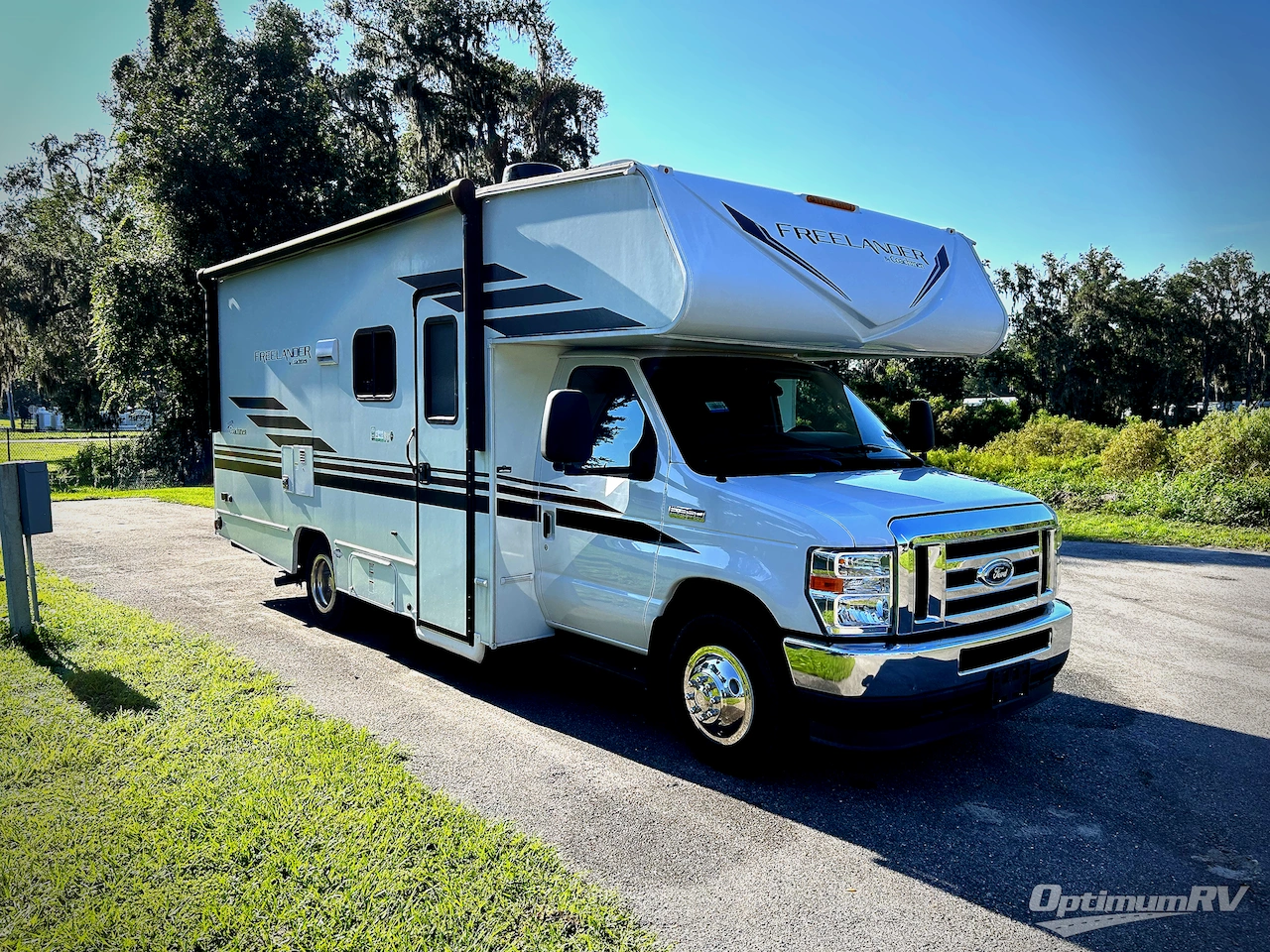 2022 Coachmen Freelander 22XG Ford 350 Photo 1
