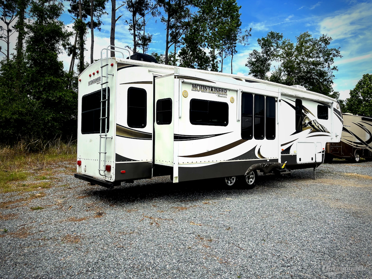 2013 Keystone Mountaineer 362RLQ Photo 2