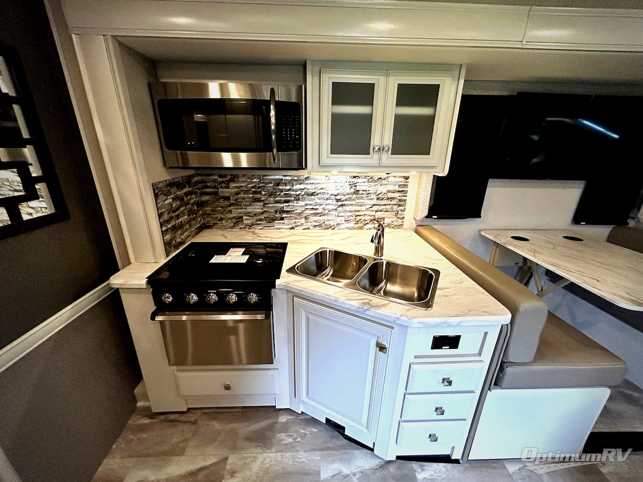 2021 Holiday Rambler Admiral 28A Photo 6