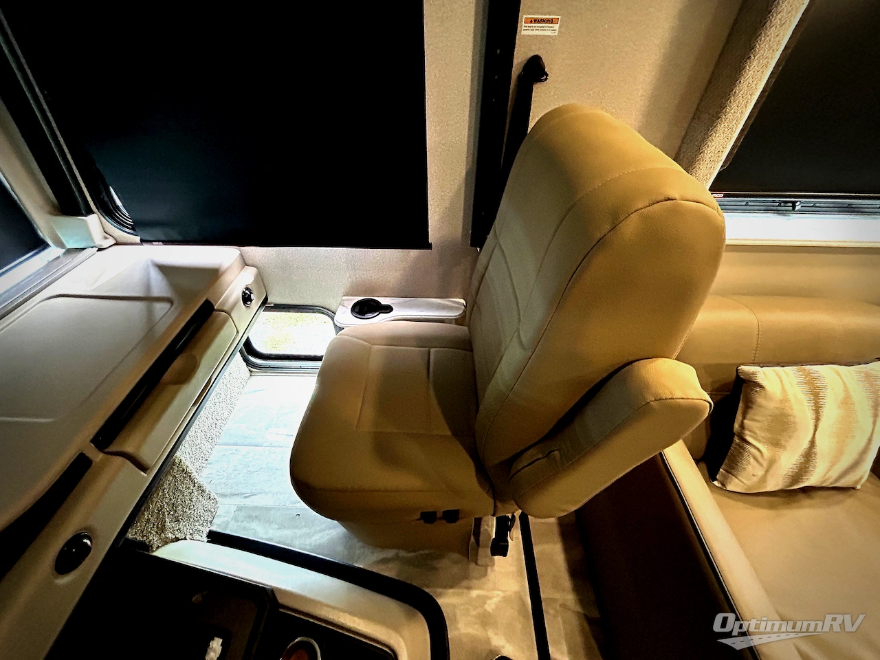 2021 Holiday Rambler Admiral 28A Photo 9
