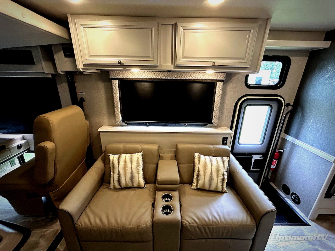 2021 Holiday Rambler Admiral 28A Photo 10