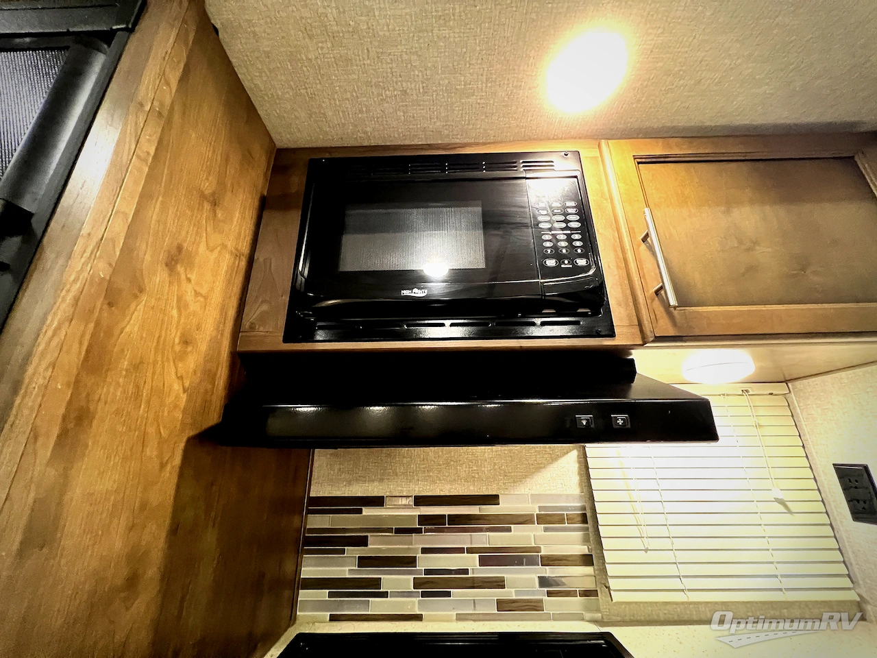 2018 Keystone Cougar Half-Ton Series 32RLI Photo 8