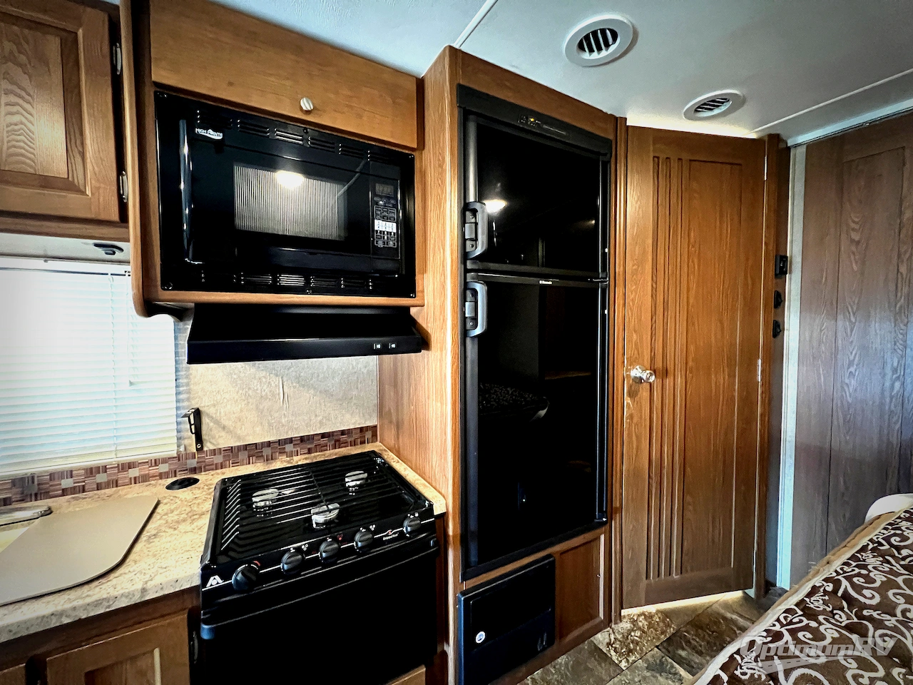 2017 Coachmen Leprechaun 240FS Ford 450 Photo 14