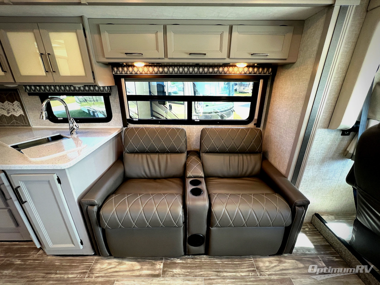 2022 Thor Hurricane 29M Photo 9