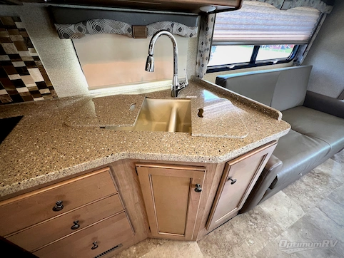 2018 Thor Windsport 29M RV Photo 3