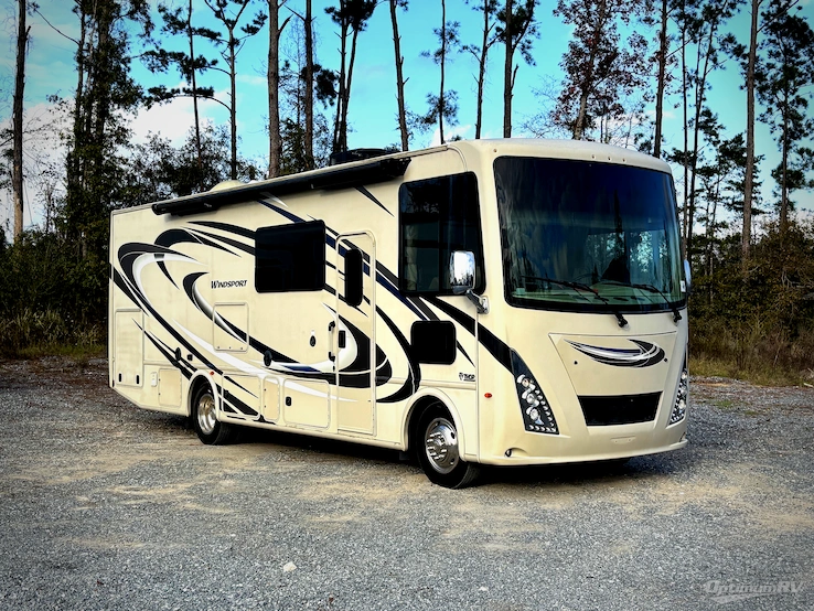 2018 Thor Windsport 29M RV Photo 1