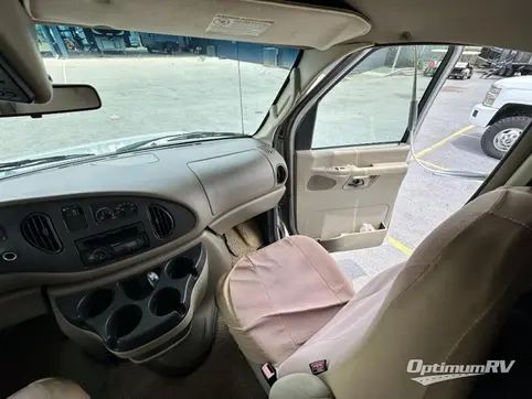 2009 Winnebago Access 29T RV Photo 2